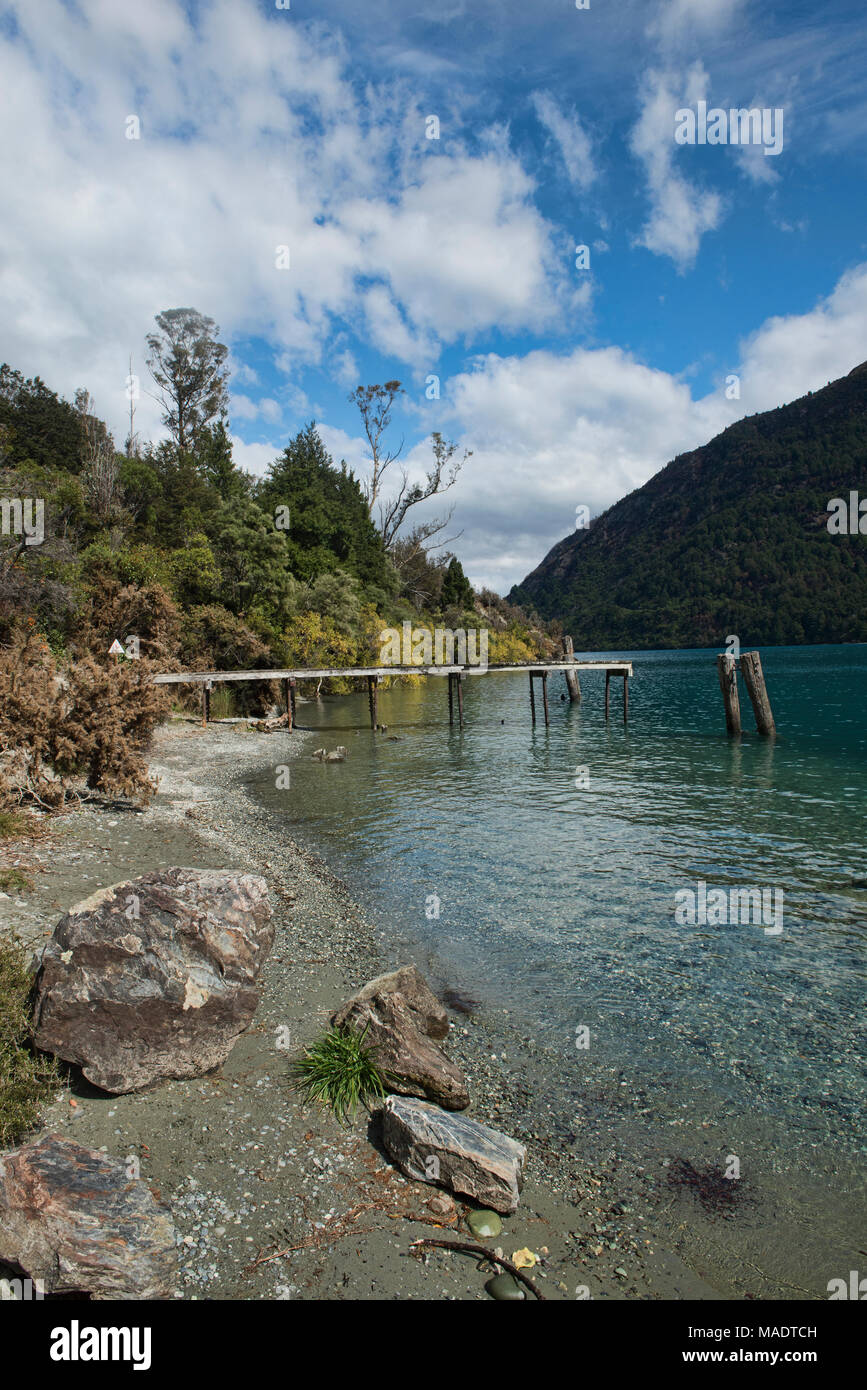 Il vecchio molo al Bob's Cove, sul lago Wakatipu, Queenstown, New Zealand Nuova Zelanda Foto Stock