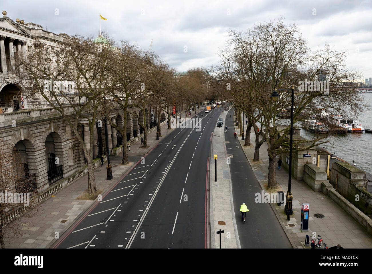 Una vista sul Victoria Embankment road da sopra a Londra, Regno Unito. Foto Stock