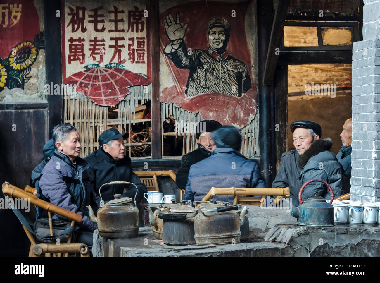 Vecchia casa da tè decorate con la Rivoluzione Culturale era poster, Chengdu, nella provincia di Sichuan, in Cina Foto Stock