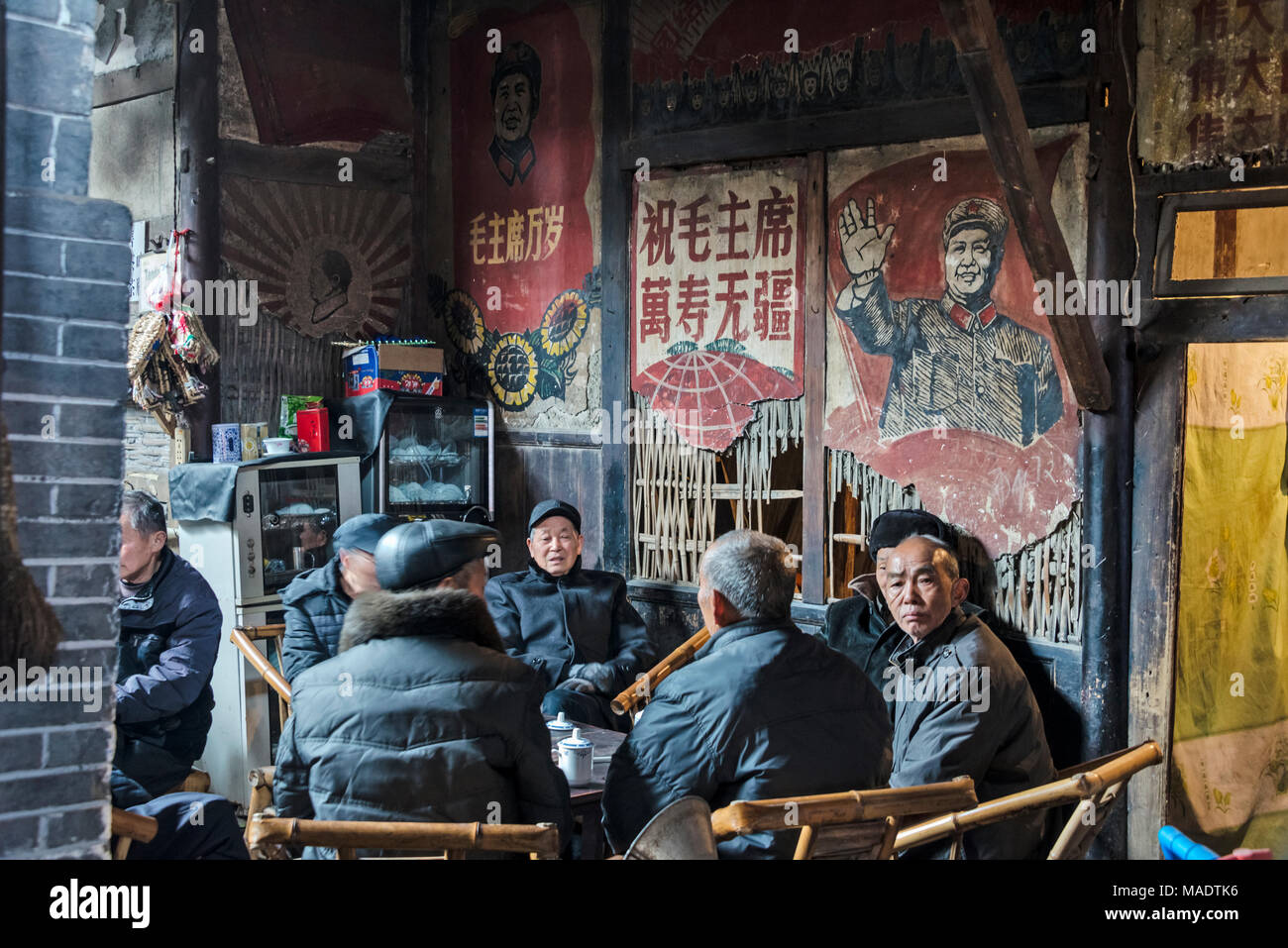 Vecchia casa da tè decorate con la Rivoluzione Culturale era poster, Chengdu, nella provincia di Sichuan, in Cina Foto Stock