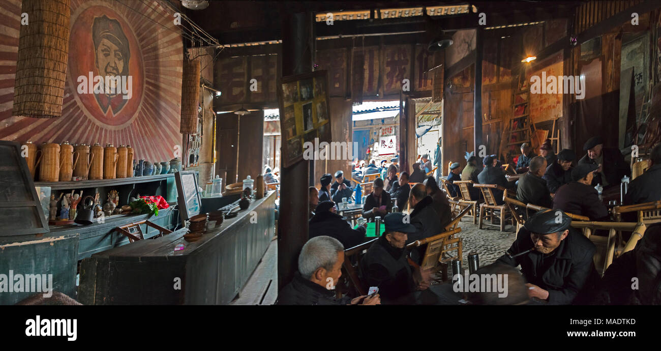 Vecchia casa da tè decorate con la Rivoluzione Culturale era poster, Chengdu, nella provincia di Sichuan, in Cina Foto Stock