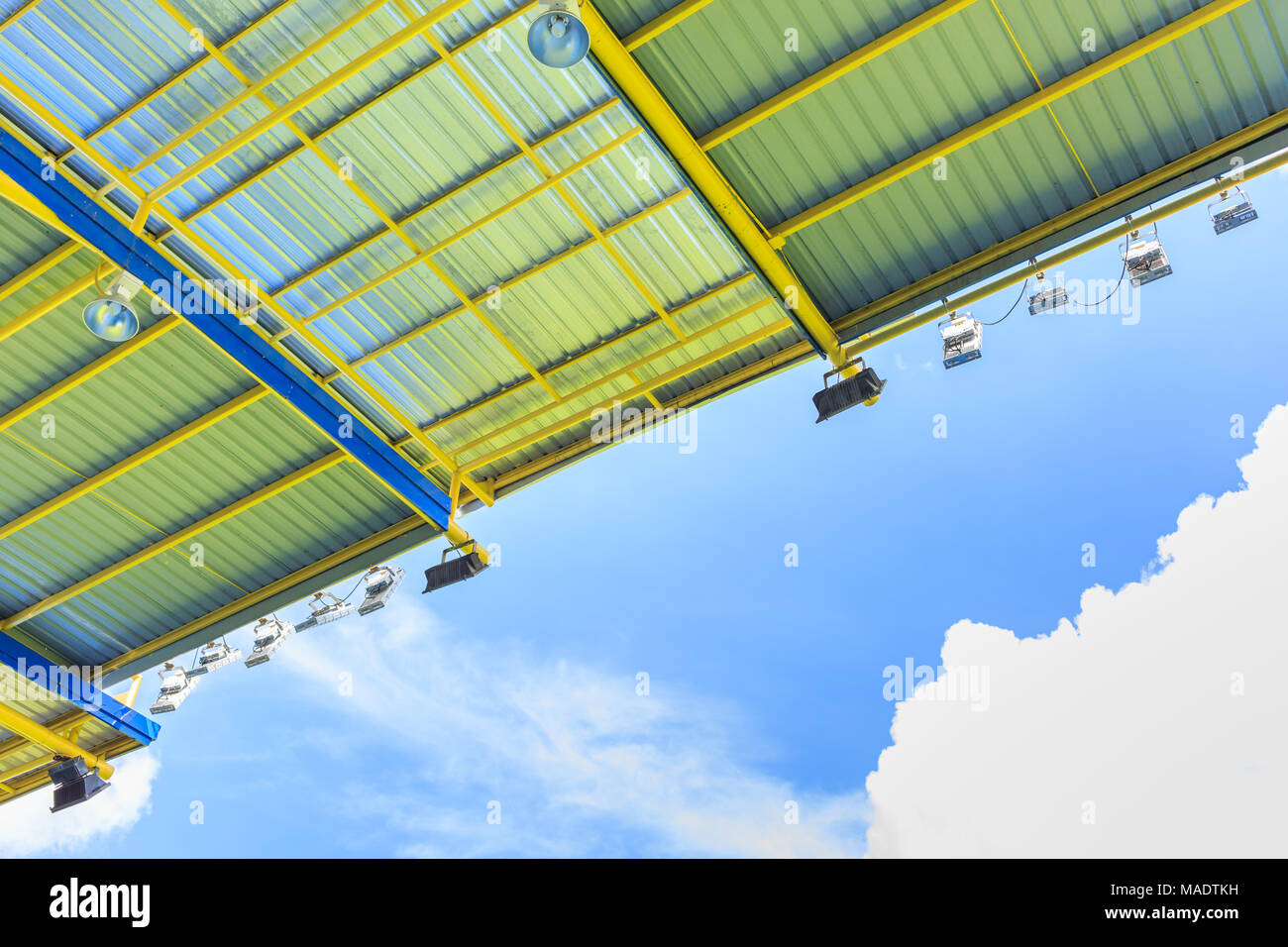 Stadium tetto contro il cielo blu con nuvole bianche Foto Stock