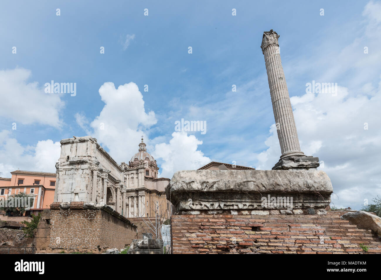 Immagine orizzontale dell'Arco di Tito e un vecchio pilar dall' antico edificio dall Impero Romano in Roma, Italia Foto Stock