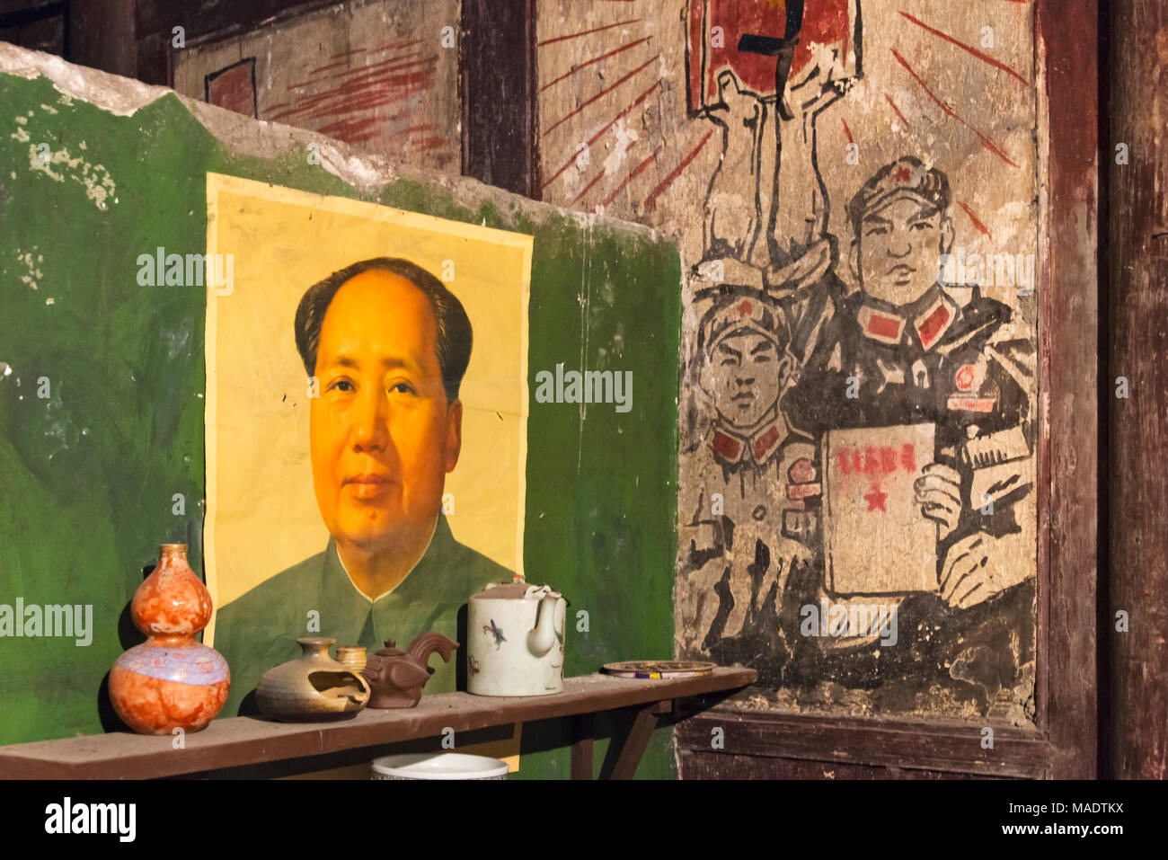 Vecchia casa da tè decorate con la Rivoluzione Culturale era ritratto del presidente Mao, Chengdu nella provincia di Sichuan, in Cina Foto Stock