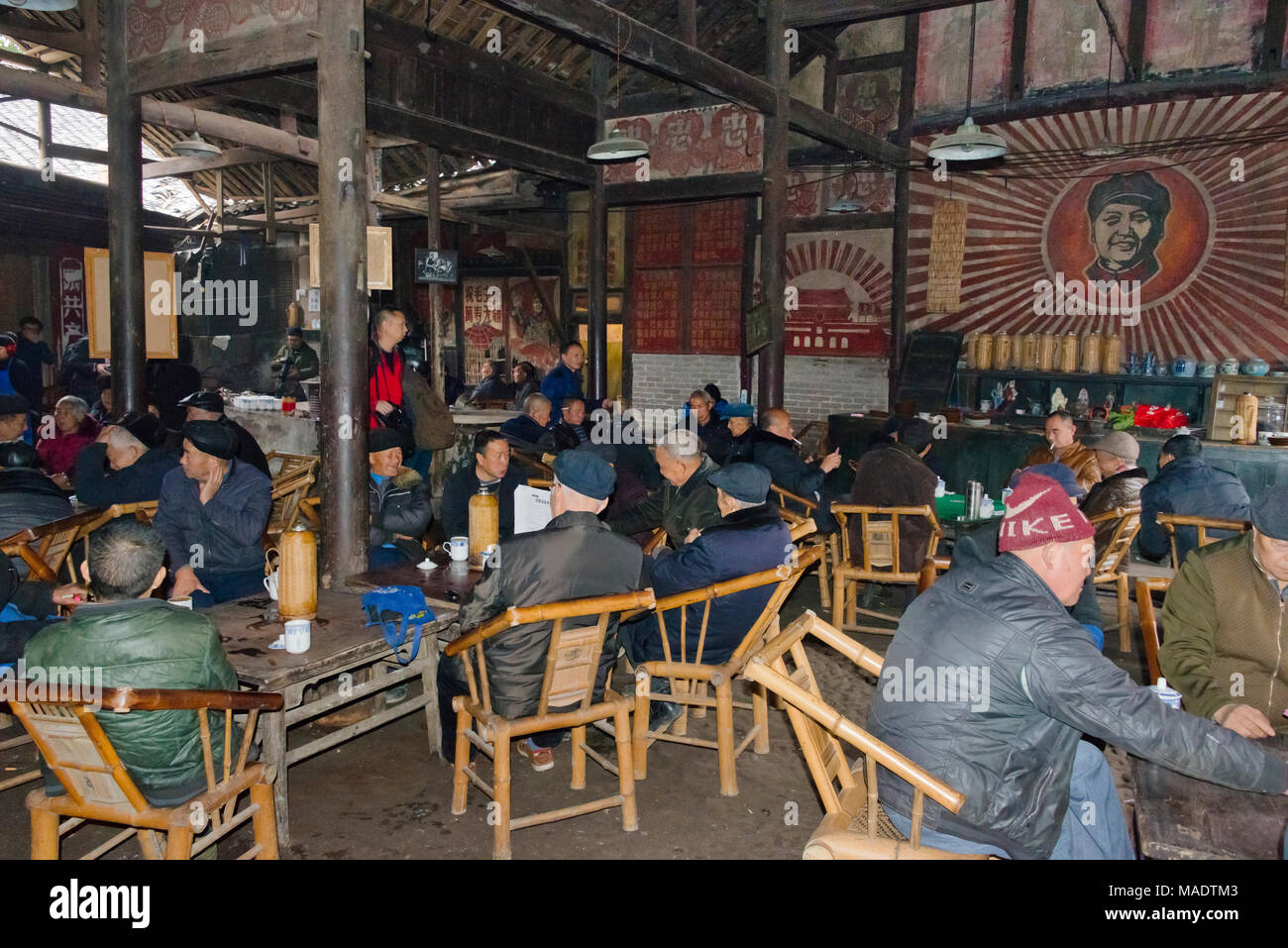 Vecchia casa da tè decorate con la Rivoluzione Culturale era poster, Chengdu, nella provincia di Sichuan, in Cina Foto Stock