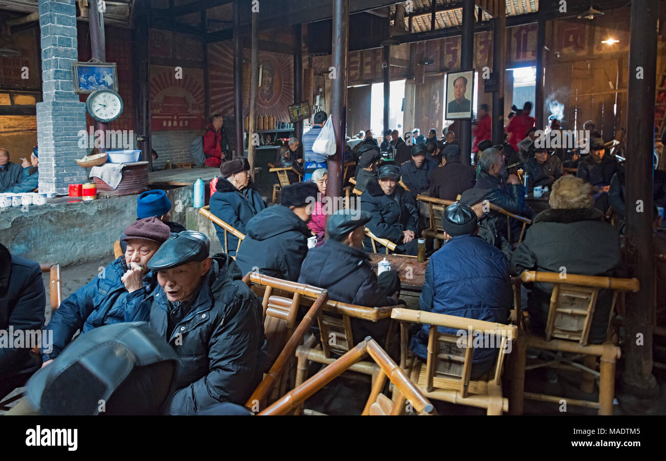 Vecchia casa da tè decorate con la Rivoluzione Culturale era ritratto del presidente Mao, Chengdu nella provincia di Sichuan, in Cina Foto Stock