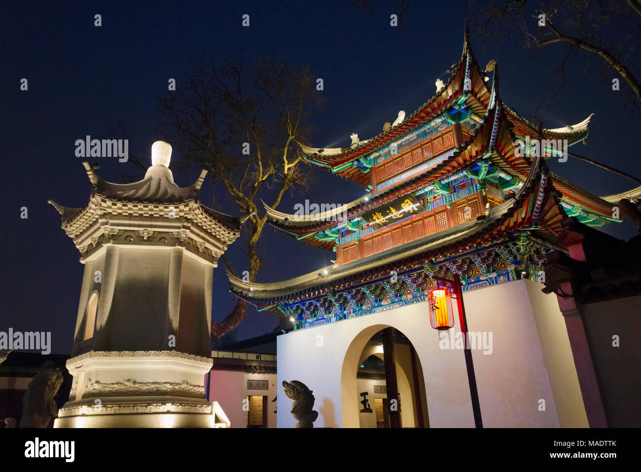 Vista notturna di Mingyuanlou e pagoda, parte del Museo Cinese di esame imperiale, Nanjing, provincia dello Jiangsu, Cina Foto Stock