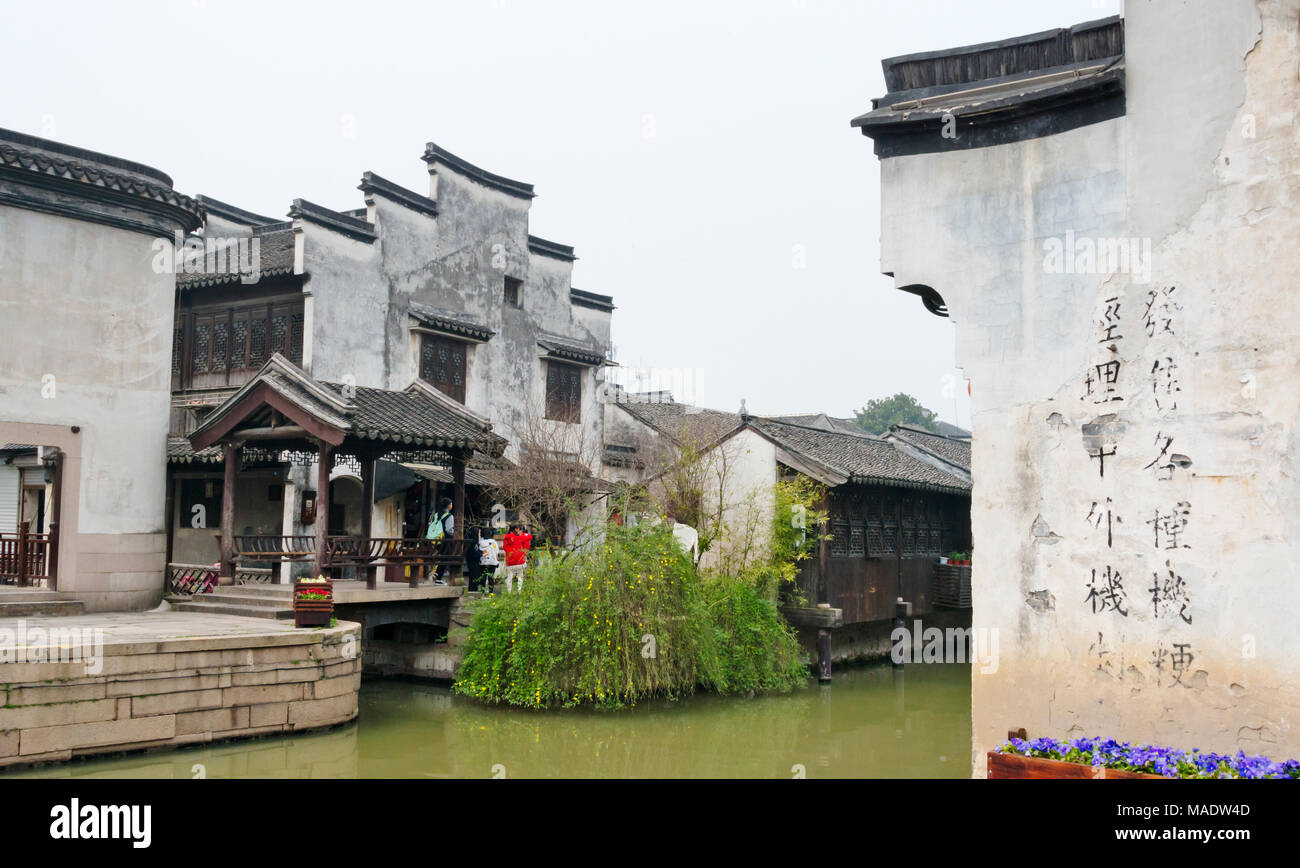 Casa Tradizionale lungo il Canal Grande, Nanxun antica Città, Provincia dello Zhejiang, Cina Foto Stock