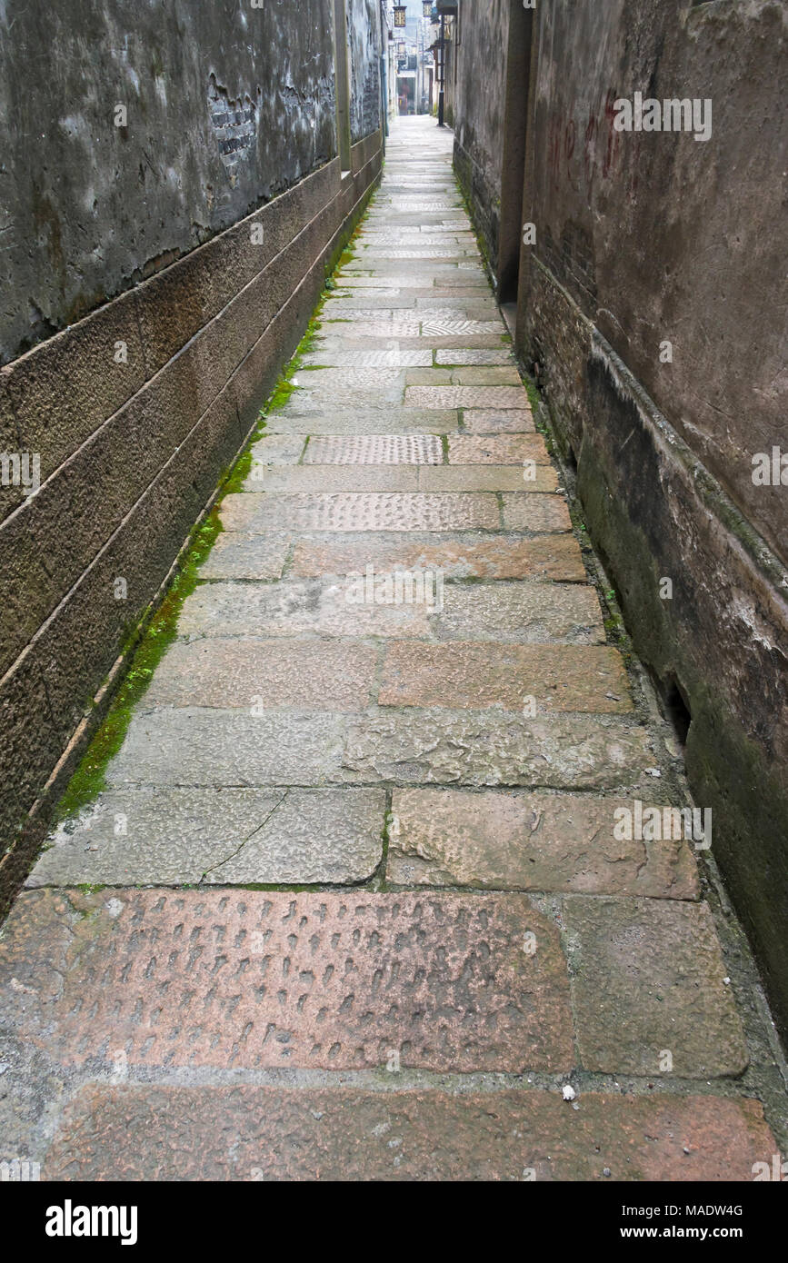 Strada di ciottoli tra case tradizionali, Nanxun antica Città, Provincia dello Zhejiang, Cina Foto Stock