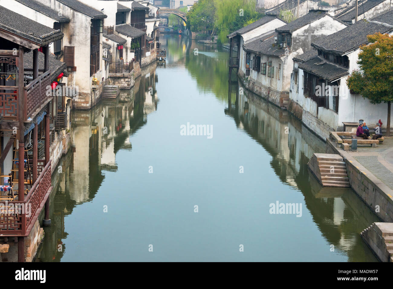 Case tradizionali lungo il Canal Grande, Nanxun antica Città, Provincia dello Zhejiang, Cina Foto Stock