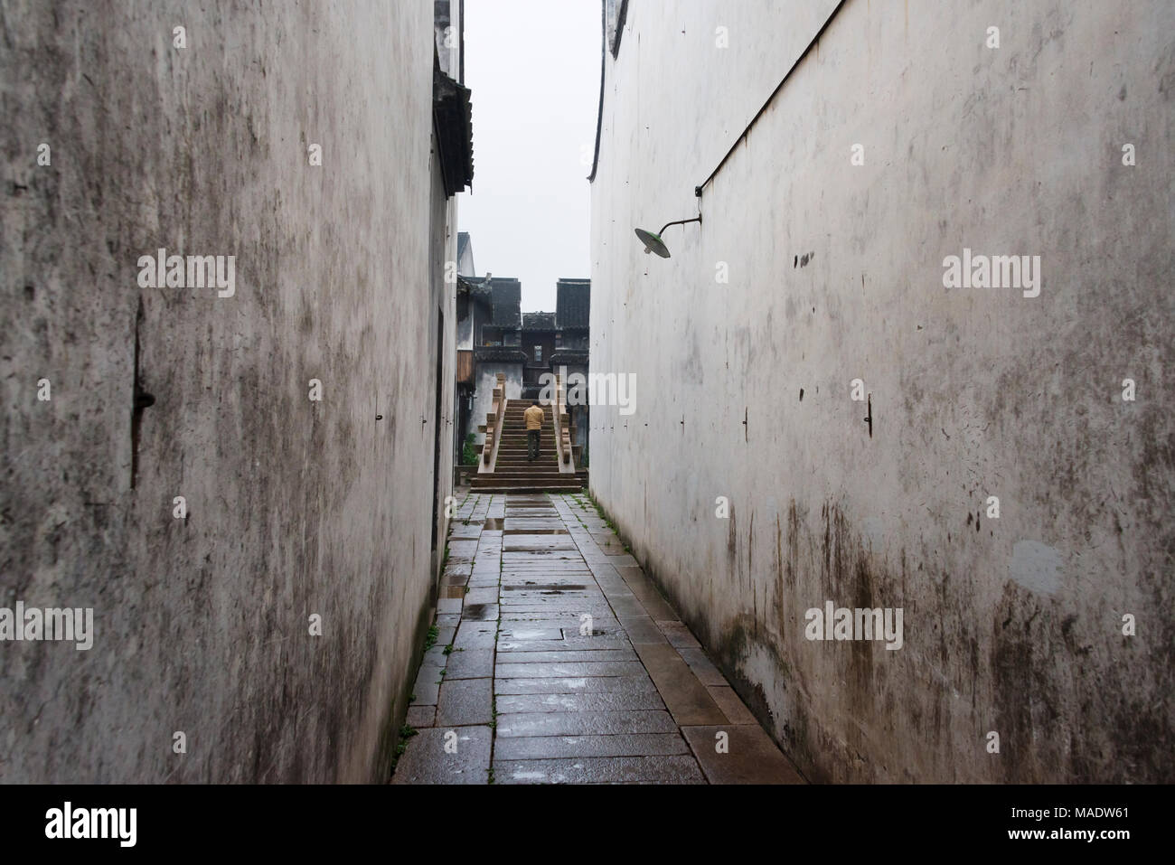 Strada di ciottoli tra case tradizionali, antica città di Yuehe in Jiaxing, nella provincia di Zhejiang, Cina Foto Stock