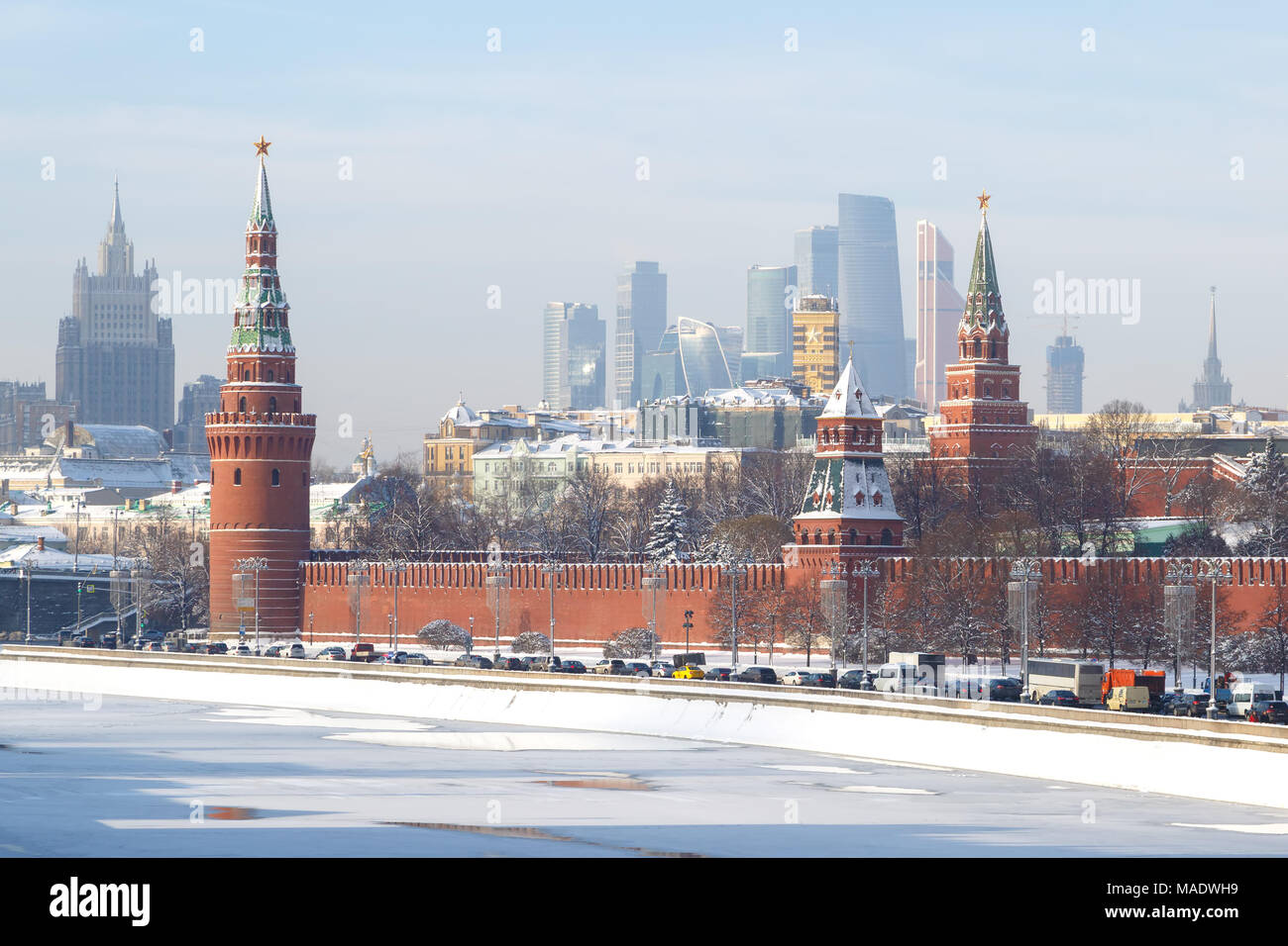 Mosca, Russia, febbraio 01, 2018: vista sul fiume di Mosca terrapieno, le torri del centro business di 'Mosca-città", la torre Vodovzvodnaya di Foto Stock
