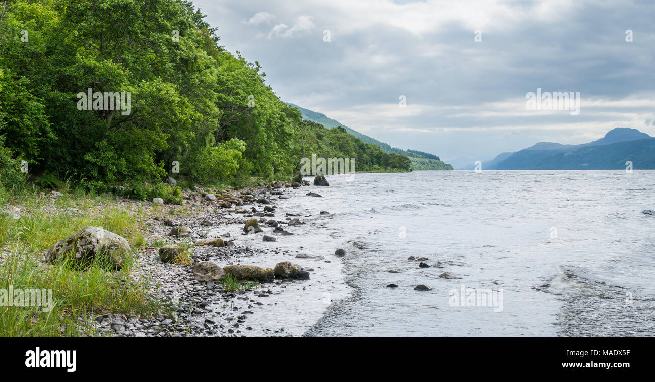 Sulla riva del lago di Loch Ness, nelle Highlands scozzesi, a sud-ovest di Inverness. Foto Stock