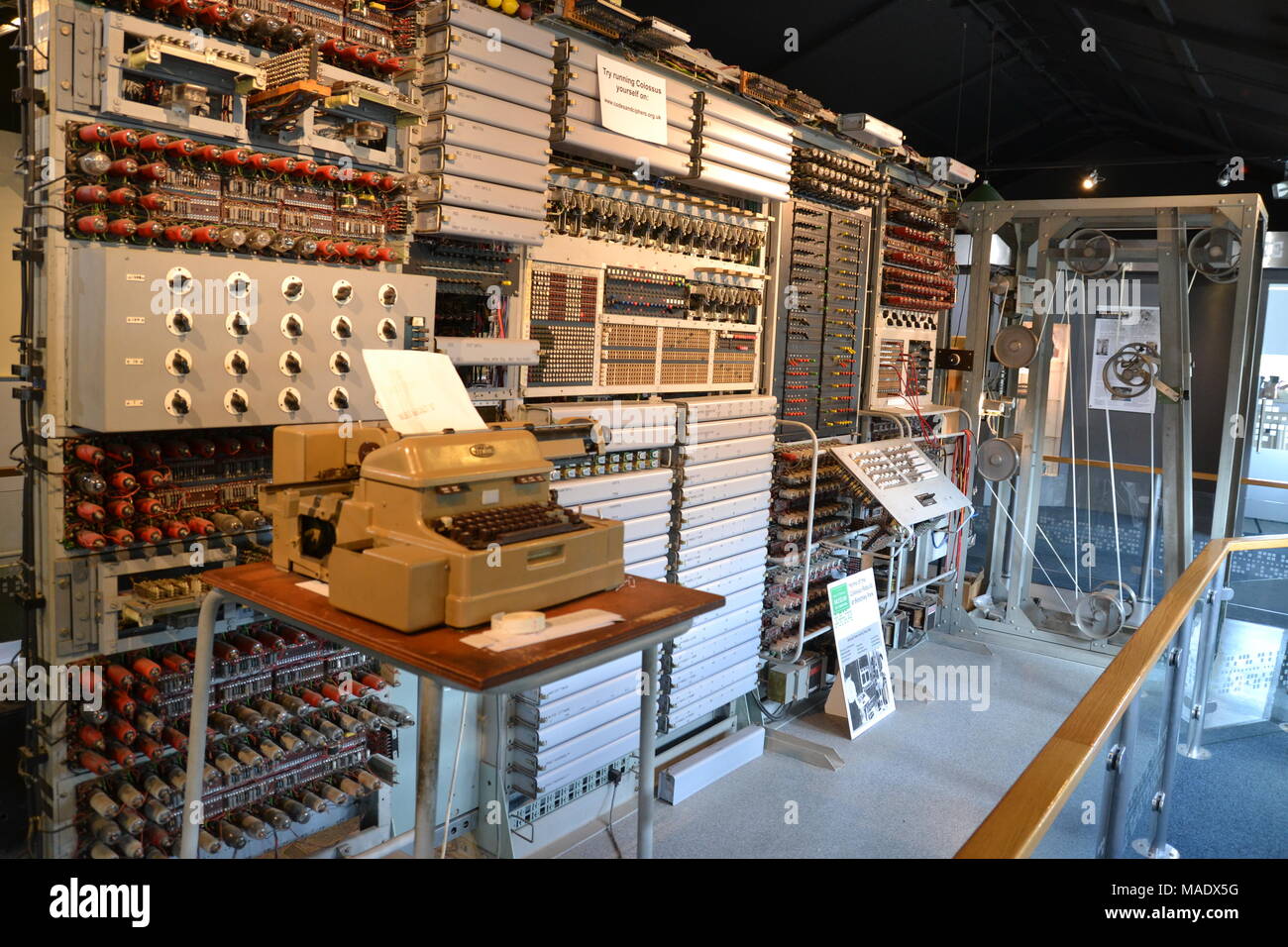 Il colosso - Il mondo del primo computer presso il National Museum of Computing a Bletchley Park, vicino a Milton Keynes, Buckinghamshire, Inghilterra, Regno Unito Foto Stock Il colosso - Il mondo del primo computer presso il National Museum of Computing a Bletchley Park, vicino a Milton Keynes, Buckinghamshire, Inghilterra, Regno Unito Foto Stock