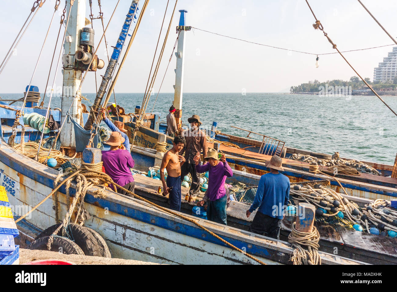 I pescatori birmani riassettavano le reti, Hua Hin, Thailandia Foto Stock