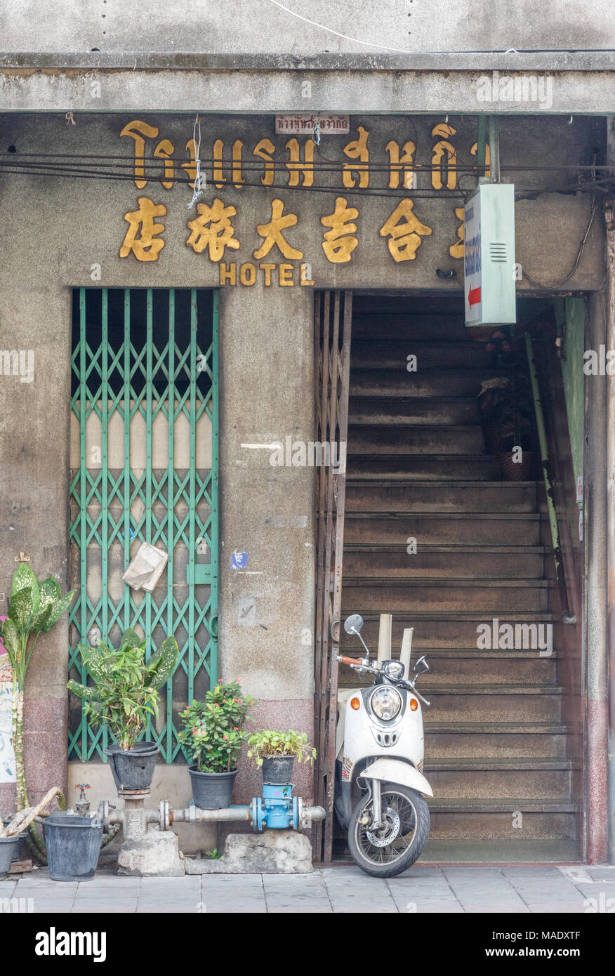 Scale ingresso al vecchio hotel e scooter, Chinatown, Bangkok, Thailandia Foto Stock