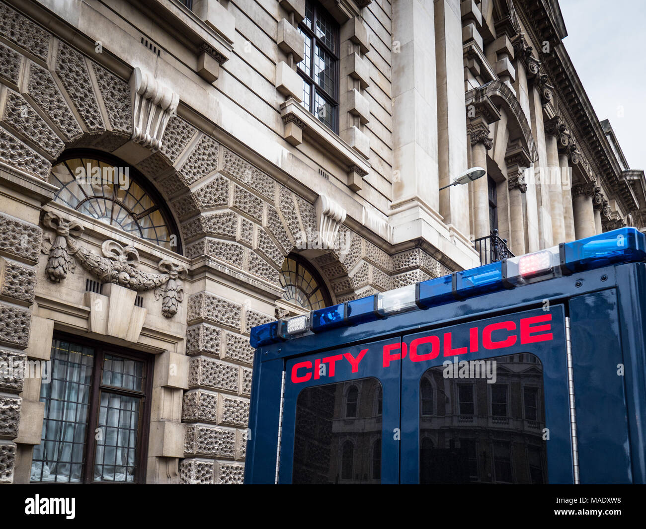 City of London Police Van al di fuori del Vecchio Bailey, la centrale di tribunale penale di Londra Foto Stock