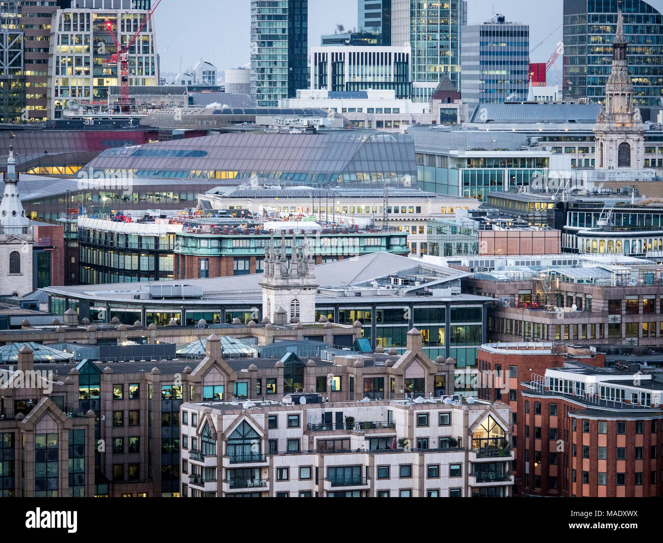 Sui tetti di Londra Skyline cityscape - City of London tetti che mostra la diversità di stili di costruzione all'interno di una piccola area Foto Stock