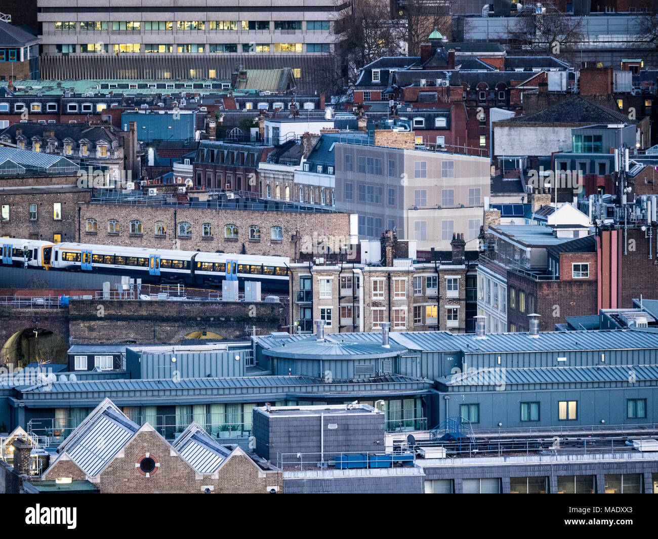Sui tetti di Londra Skyline cityscape - City of London tetti che mostra la diversità di stili di costruzione all'interno di una piccola area Foto Stock