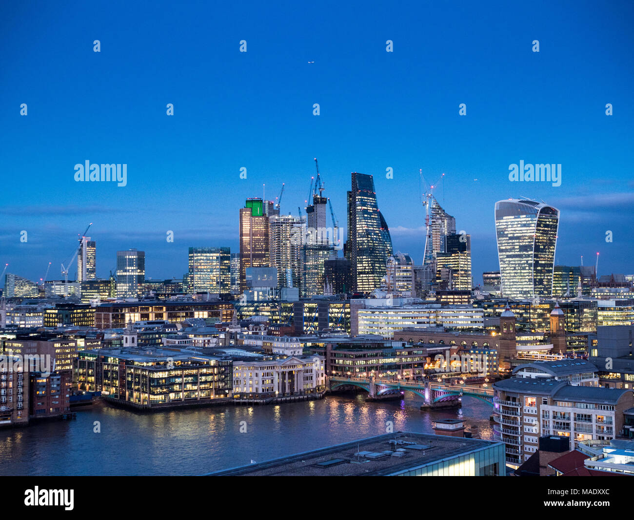 Lo skyline di Londra Londra città - la città di Londra il quartiere finanziario al crepuscolo, presa da una posizione elevata sulla riva sud del fiume Tamigi Foto Stock