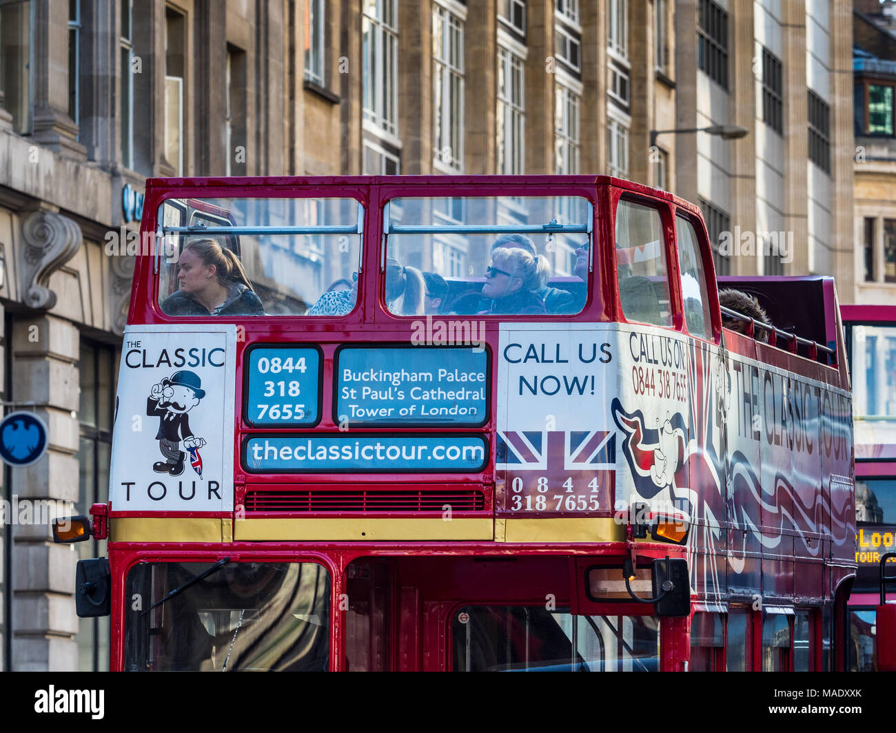 London Tourist Bus - turisti su un classico autobus scoperto London Routemaster appartenente alla Classic Tour Company Foto Stock