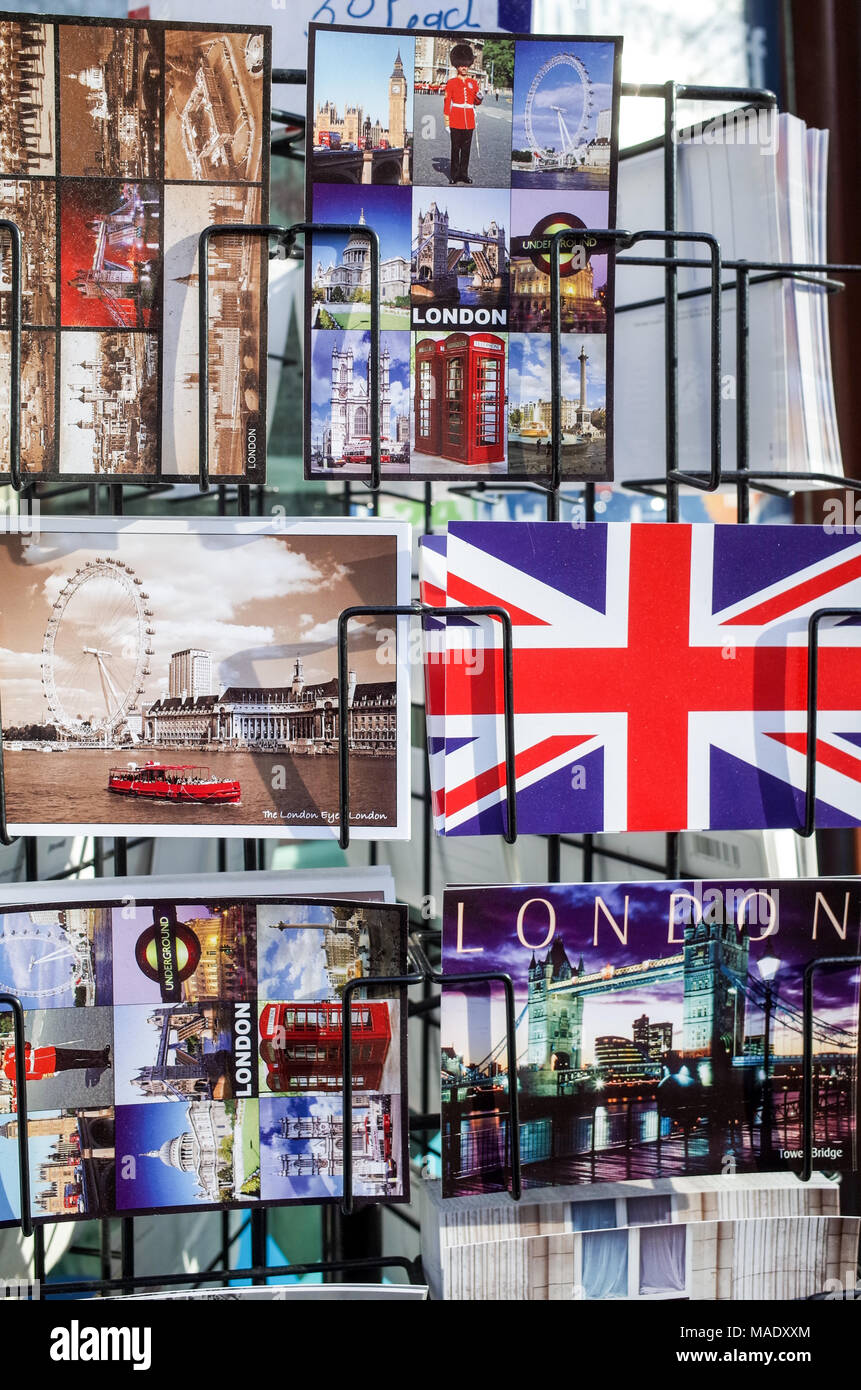 Turisti britannici cartoline in un rack a Londra Foto Stock