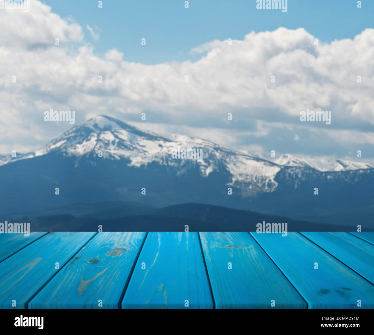 Immagine di un tavolo di legno nella parte anteriore di astratta sfondo sfocato di montagna. può essere utilizzato per visualizzare o montaggio dei vostri prodotti. Mock up per la visualizzazione del parametro PR Foto Stock