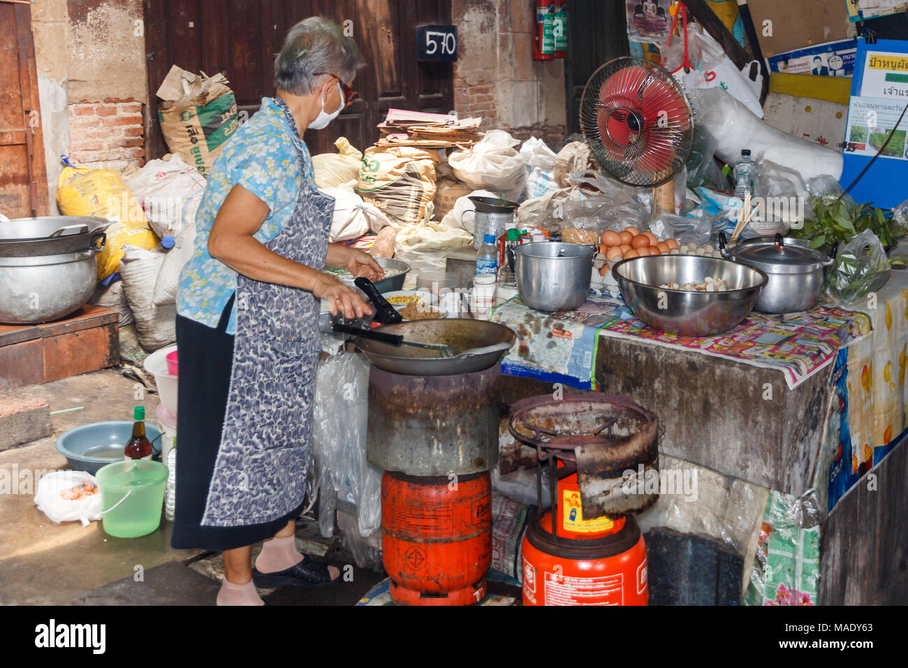 Donna di cottura, steet e cucina, Chinatown, Bangkok, Thailandia Foto Stock