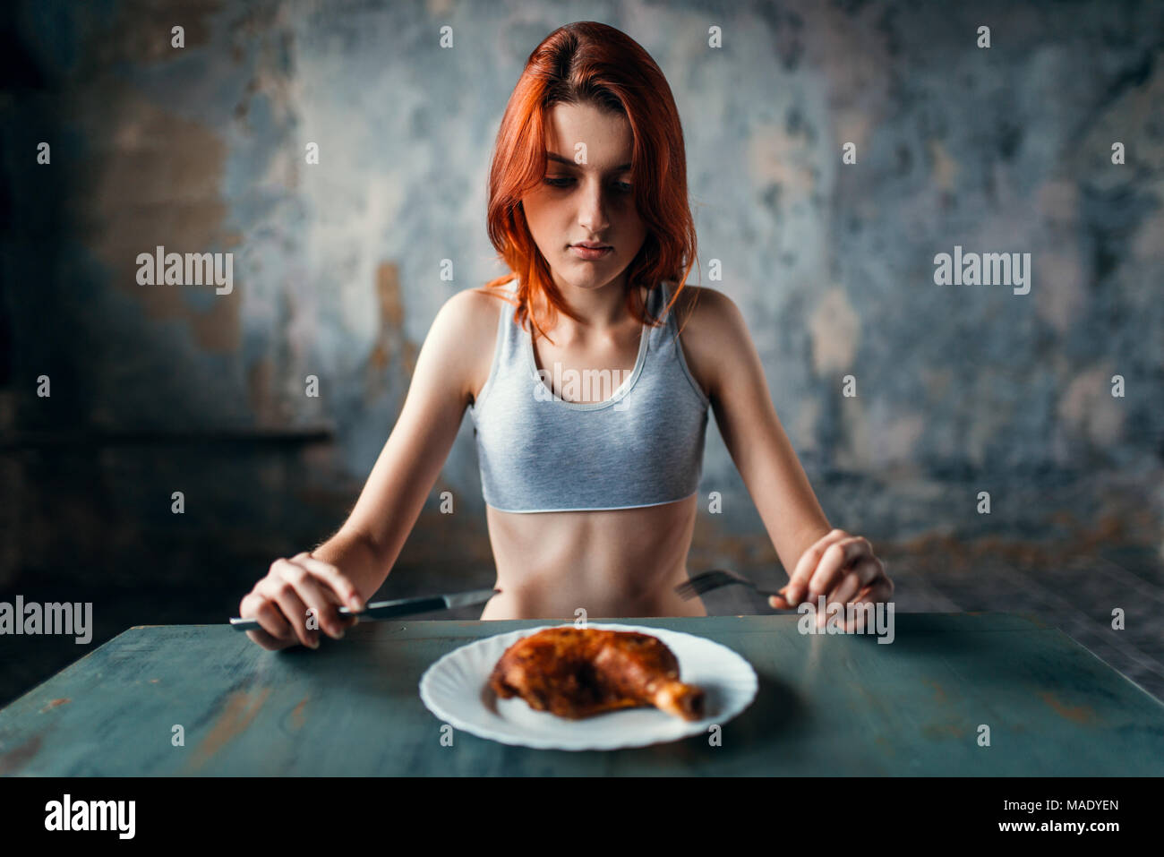Donna contro la piastra con il cibo, la mancanza di appetito Foto Stock