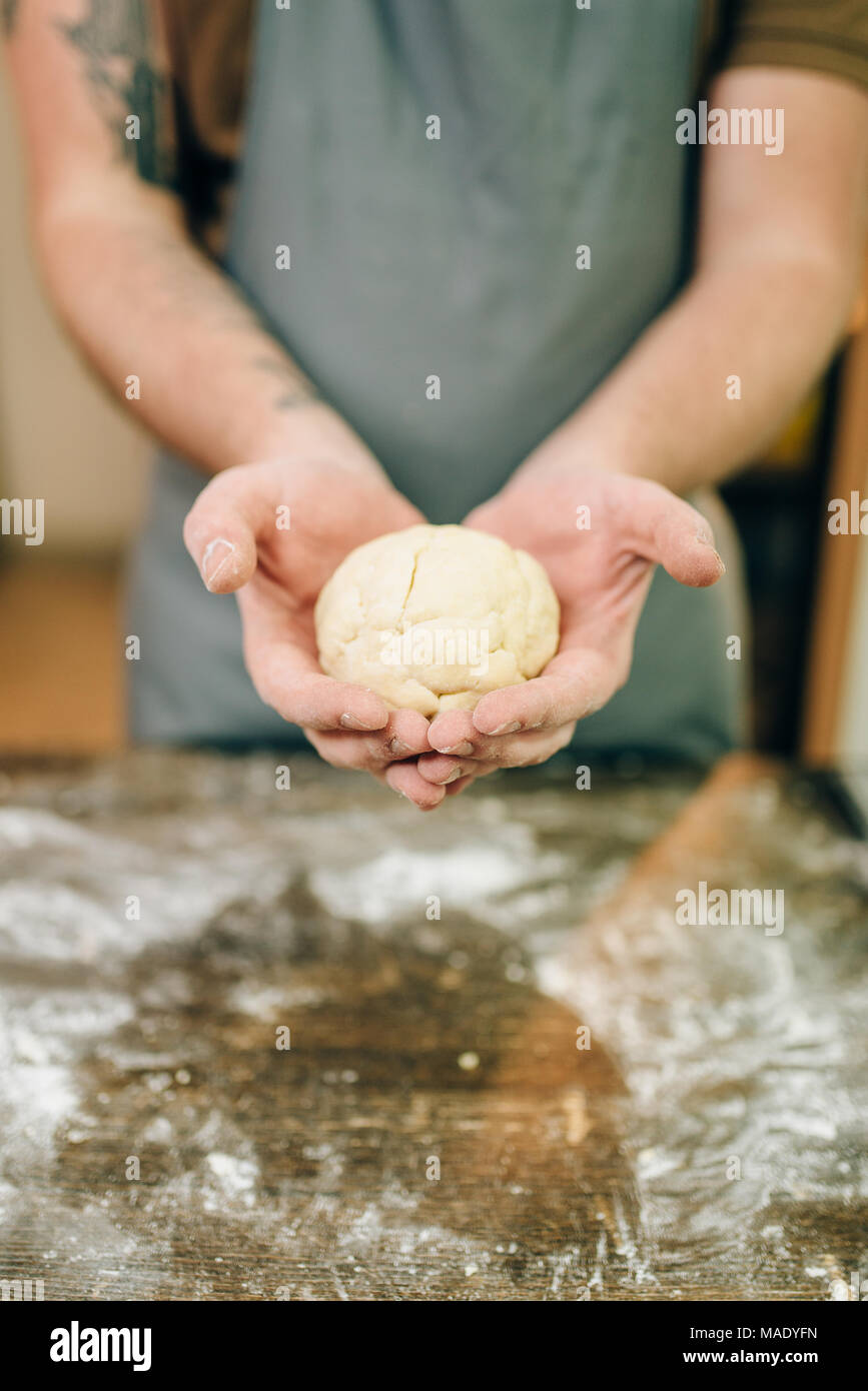 Pasta fatta in casa per la cottura, maschio le mani con la pasta Foto Stock