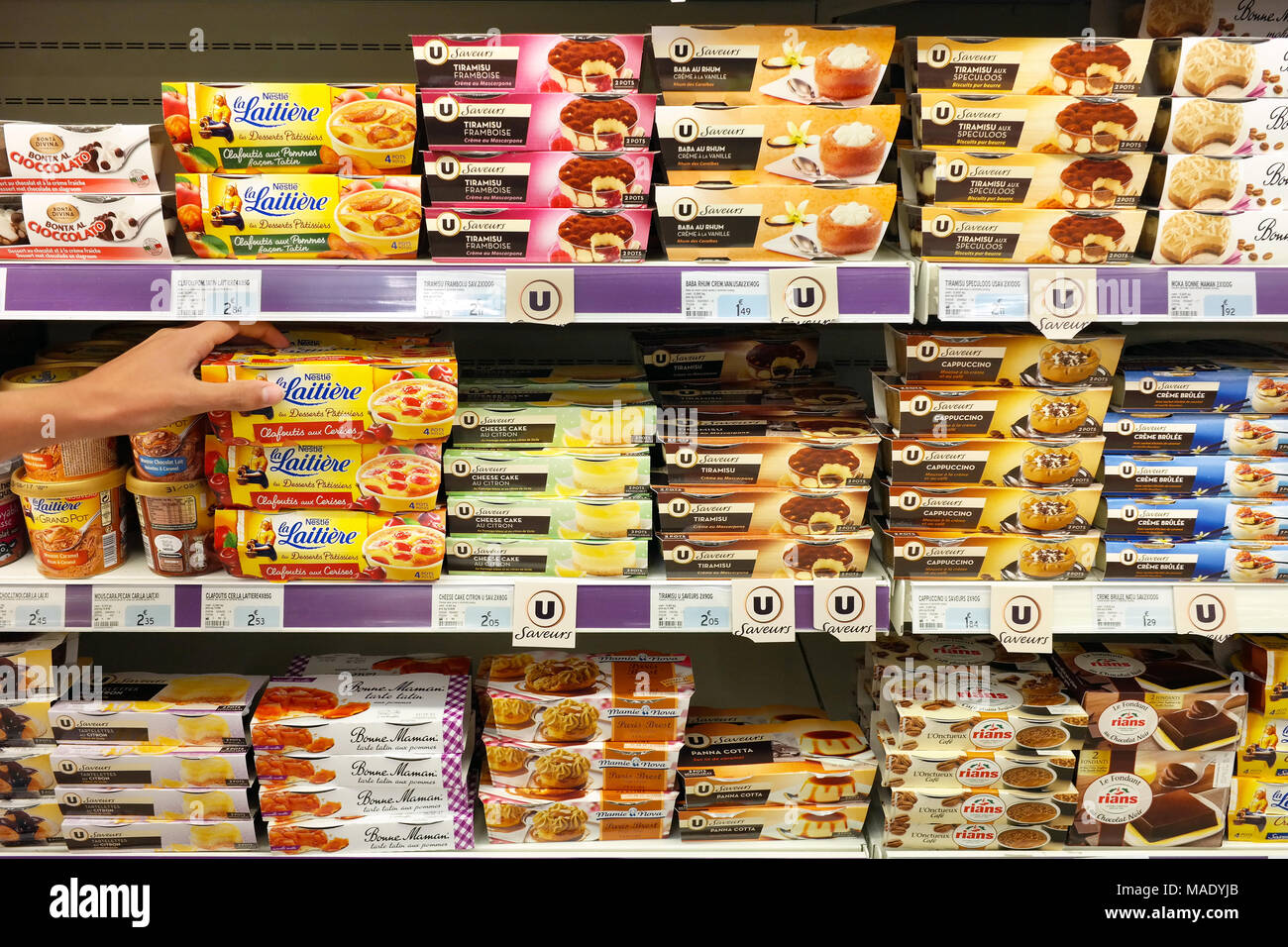Dessert vari in un supermercato Foto Stock