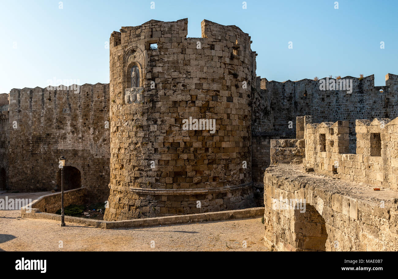 La Porta di San Paolo e le mura della città medievale di Rodi, in Grecia. Foto Stock