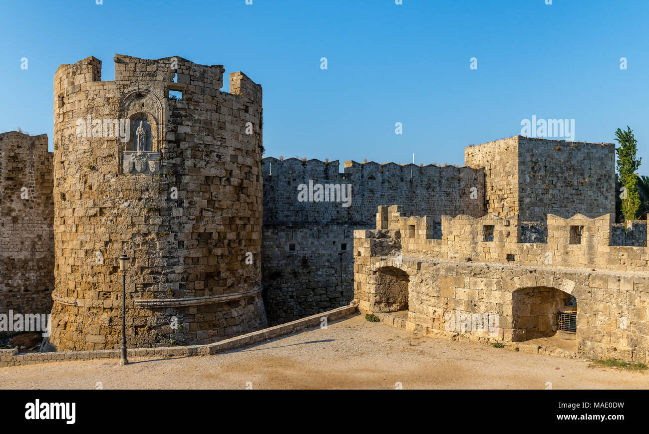 La Porta di San Paolo e le mura della città medievale di Rodi, in Grecia. Foto Stock