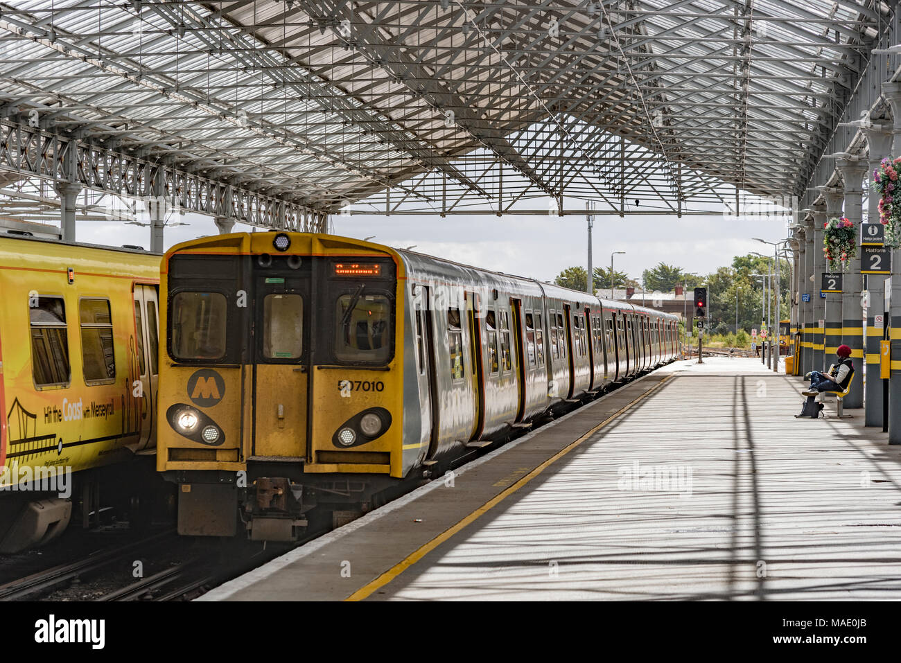 Merseyrail treno elettrico Southport stazione. Foto Stock