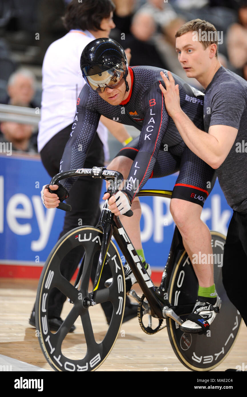Londra, UK, 31 Mar 2018. Richard pepe nero (linea CC) circa per iniziare a gareggiare nello sprint finale concorso (3a/4a) posto a tutto gas Buon Venerdì ciclismo su pista soddisfare, Lee Valley VeloPark, Londra, Regno Unito. Queen Elizabeth Olympic Park è stata la via Foto Stock