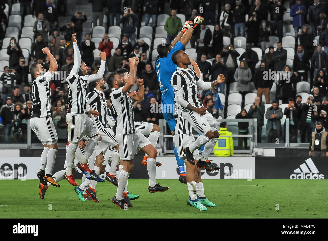 Team Juventus FC durante la serie di una partita di calcio tra Juventus e AC Milan presso lo stadio Allianz su 31 Mars 2018 a Torino, Italia. Credito: FABIO PETROSINO/Alamy Live News Foto Stock