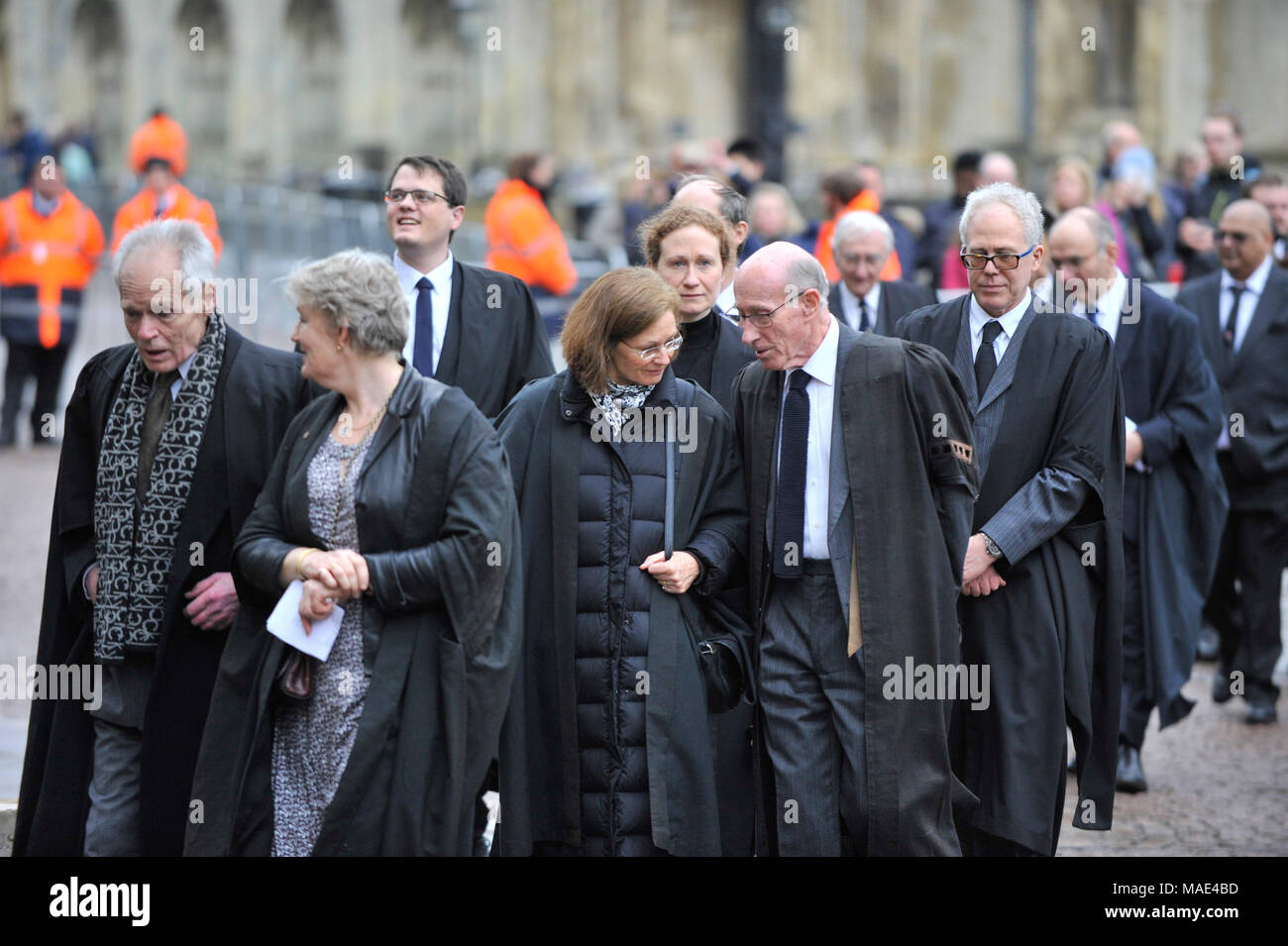 Cambridge, Gran Bretagna. 31 Mar, 2018. Professori universitari arrivano al funerale privato del fisico britannico Stephen Hawking presso la grande chiesa di Santa Maria in Cambridge, la Gran Bretagna, il 31 marzo 2018. Il funerale del professor Stephen Hawking si è svolta sabato in una chiesa vicino al Cambridge University College dove egli era un compagno per più di mezzo secolo. Credito: Stephen Chung/Xinhua/Alamy Live News Foto Stock