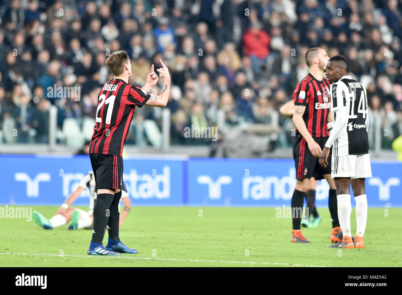 Lucas Biglia (Milan), Blaise Matudi (Juventus FC), durante la serie di una  partita di calcio tra Juventus FC vs AC Milano presso lo stadio Allianz il 31  marzo 2018 a Torino, Italia.