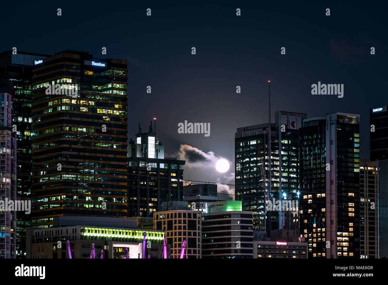 Brisbane, Queensland, Australia - 31 Marzo 2018 - La Luna Piena (Blue Moon) sorge sopra la città di Brisbane Skyline Foto Stock