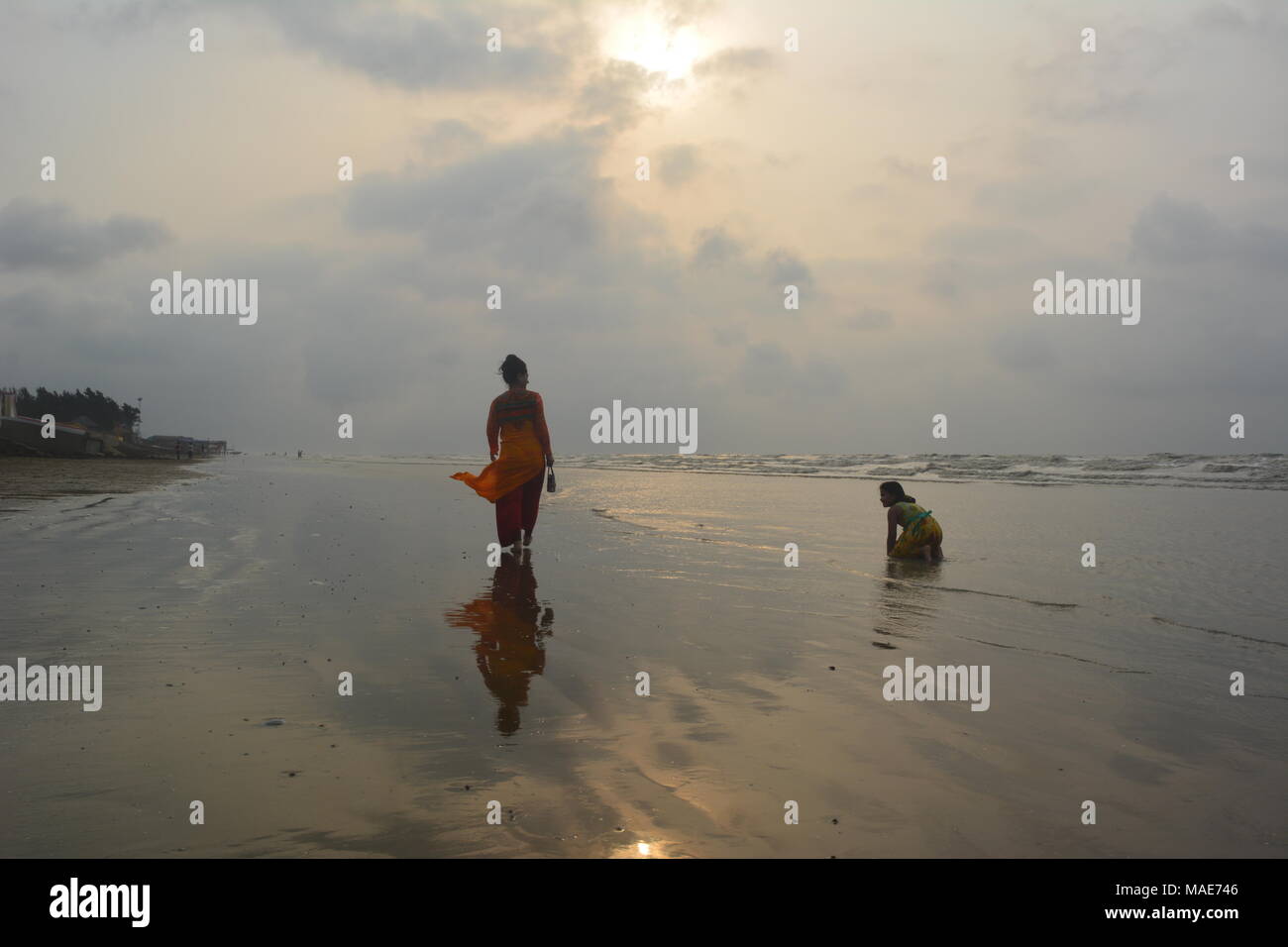Mandarmani , West Bengal, India. Il 30 marzo 2018. Madre e figlia godono presso la Baia del Bengala a sunrise.Mandarmani è un inestimabile attrazione turistica dal Golfo del Bengala. Credito: Rupa Ghosh/Alamy Live News. Foto Stock