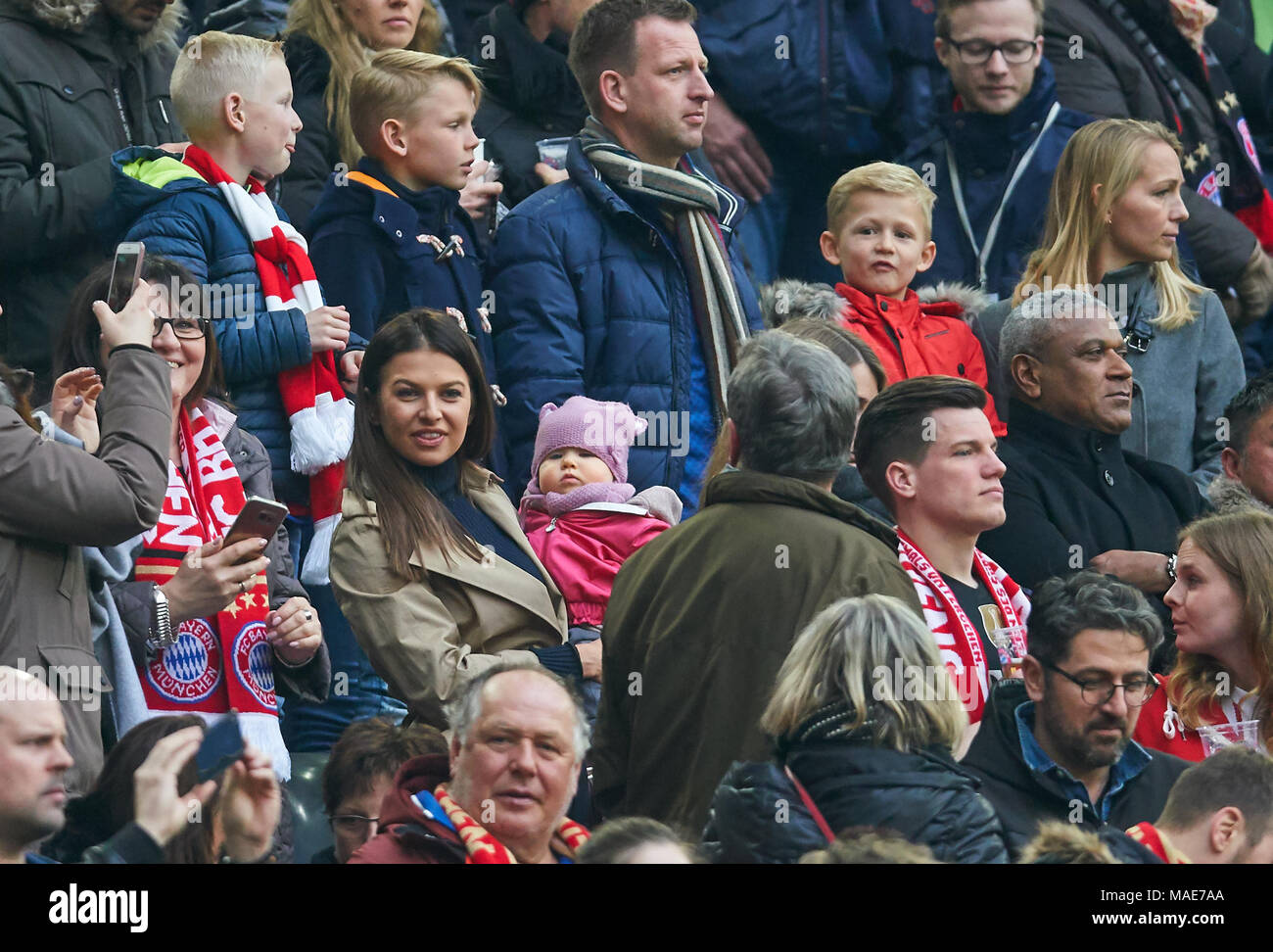 FC Bayern Munich Soccer, Monaco di Baviera, Marzo 31, 2018 Anna moglie di Robert LEWANDOWSKI, FCB 9 con baby Klara, FC Bayern Monaco - BORUSSIA DORTMUND 6-0 1.della Lega calcio tedesca , Monaco di Baviera, Marzo 31, 2018, STAGIONE 2017/2018 © Peter Schatz / Alamy Live News Foto Stock