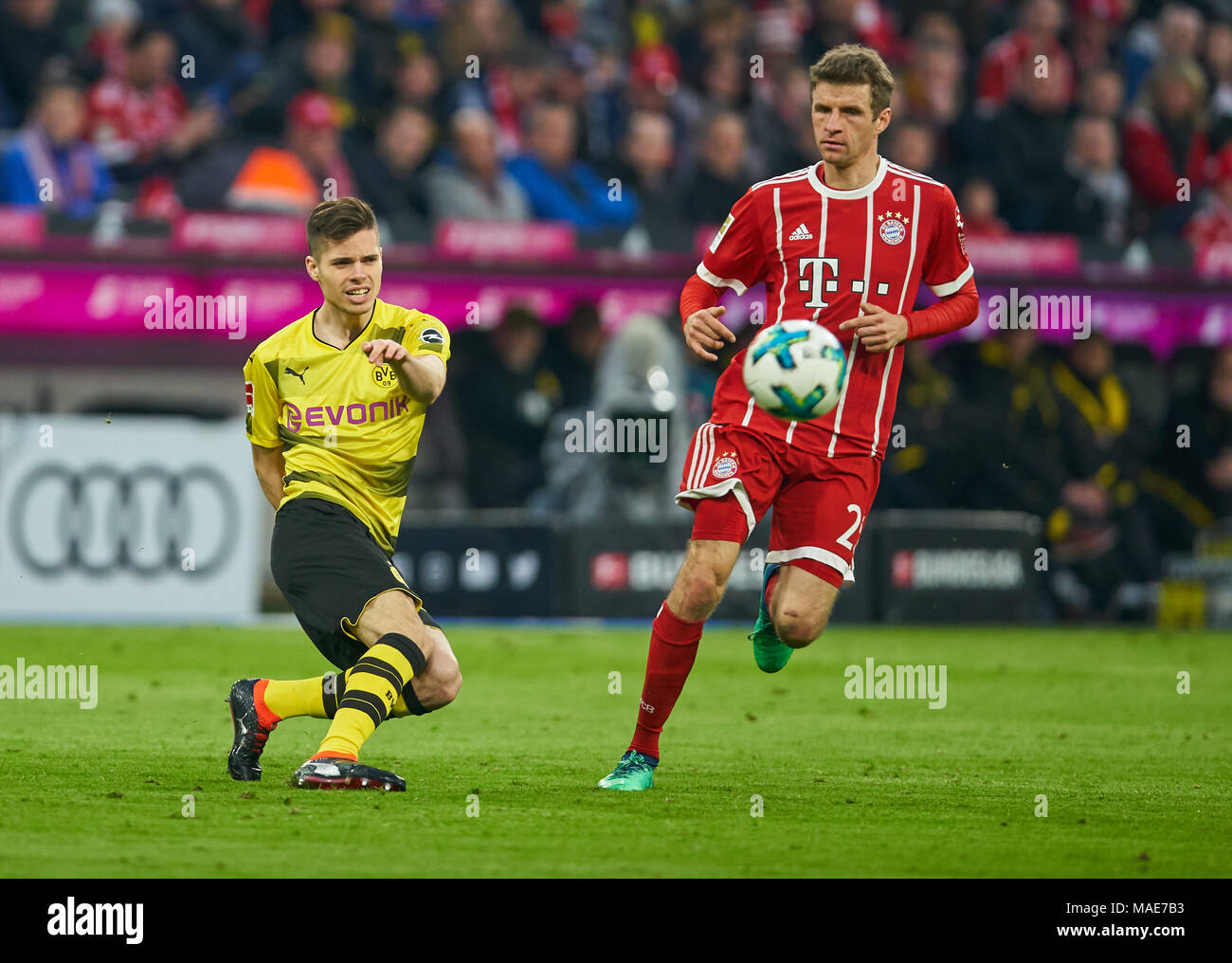 FC Bayern Munich Soccer, Monaco di Baviera, Marzo 31, 2018 Julian WEIGL, BVB 33 competere per la sfera contro Thomas MUELLER, Müller, FCB 25 FC Bayern Monaco - BORUSSIA DORTMUND 6-0 1.della Lega calcio tedesca , Monaco di Baviera, Marzo 31, 2018, STAGIONE 2017/2018 © Peter Schatz / Alamy Live News Foto Stock