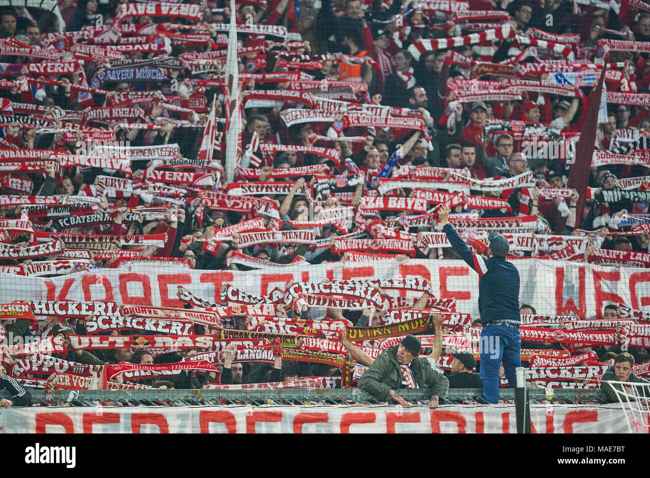 FC Bayern Munich Soccer, Monaco di Baviera, Marzo 31, 2018 fans celebrare FC Bayern Monaco - BORUSSIA DORTMUND 6-0 1.della Lega calcio tedesca , Monaco di Baviera, Marzo 31, 2018, STAGIONE 2017/2018 © Peter Schatz / Alamy Live News Foto Stock