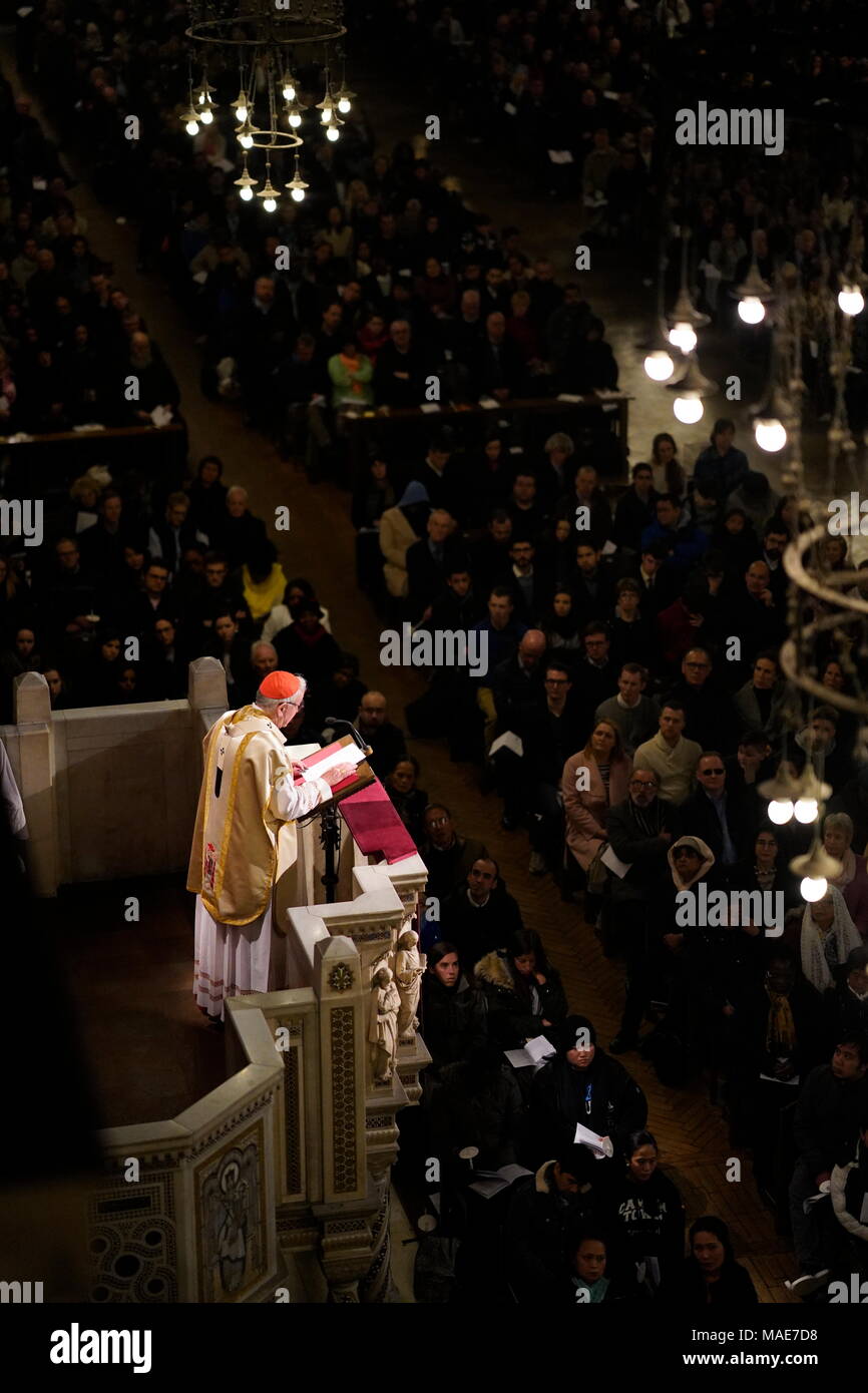 Londra - MARZO 31: la Veglia Pasquale servizio presso la Cattedrale di Westminster. Il servizio è guidato dal Cardinale Vincent Nichols, nella Cattedrale di Westminster a Londra, Inghilterra, il 31 marzo, 2018. Foto di David Levenson/Alamy Live News Foto Stock