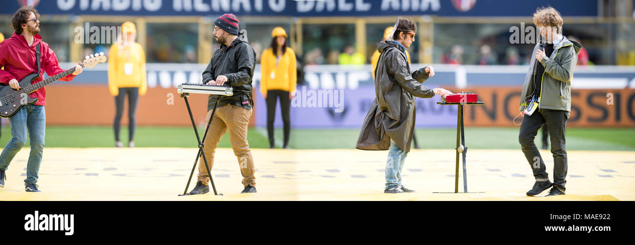 Stato Sociale Italiano gruppo musicale durante l'italiano 'Serie A' match tra Bologna 1-1 Roma a Renato Dall Ara Stadium il 31 marzo 2018 a Bologna, Italia. Credito: Maurizio Borsari/AFLO/Alamy Live News Foto Stock