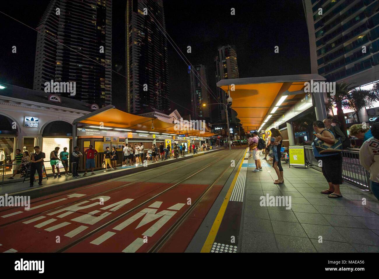GOLD COAST - AUSTRALIA 1ST 18 aprile: Cavill Avenue stazione dei tram, il paradiso al centro di Surfers Paradise, Gold Coast, Australia il 1 aprile 2018 Credit: Gary Mitchell, GMP Media/Alamy Live News Foto Stock