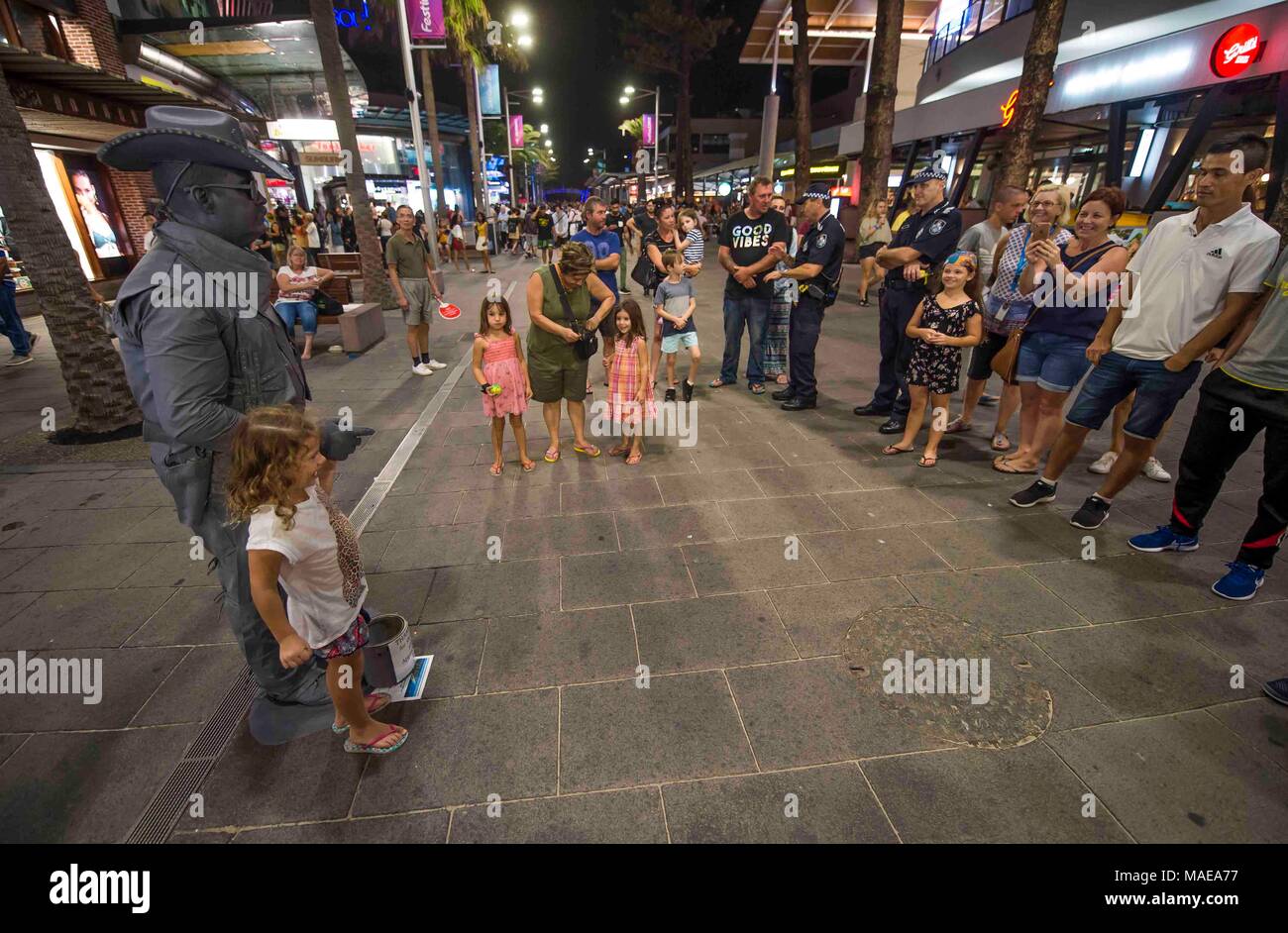 GOLD COAST - AUSTRALIA 1ST 18 aprile: artisti di strada nel centro di paradiso a Surfers Paradise, Gold Coast, Australia il 1 aprile 2018 Credit: Gary Mitchell, GMP Media/Alamy Live News Foto Stock