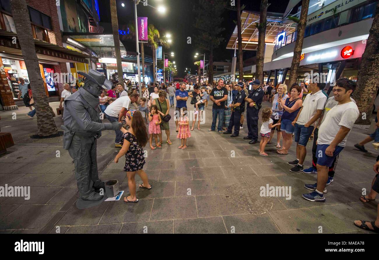 GOLD COAST - AUSTRALIA 1ST 18 aprile: artisti di strada nel centro di paradiso a Surfers Paradise, Gold Coast, Australia il 1 aprile 2018 Credit: Gary Mitchell, GMP Media/Alamy Live News Foto Stock