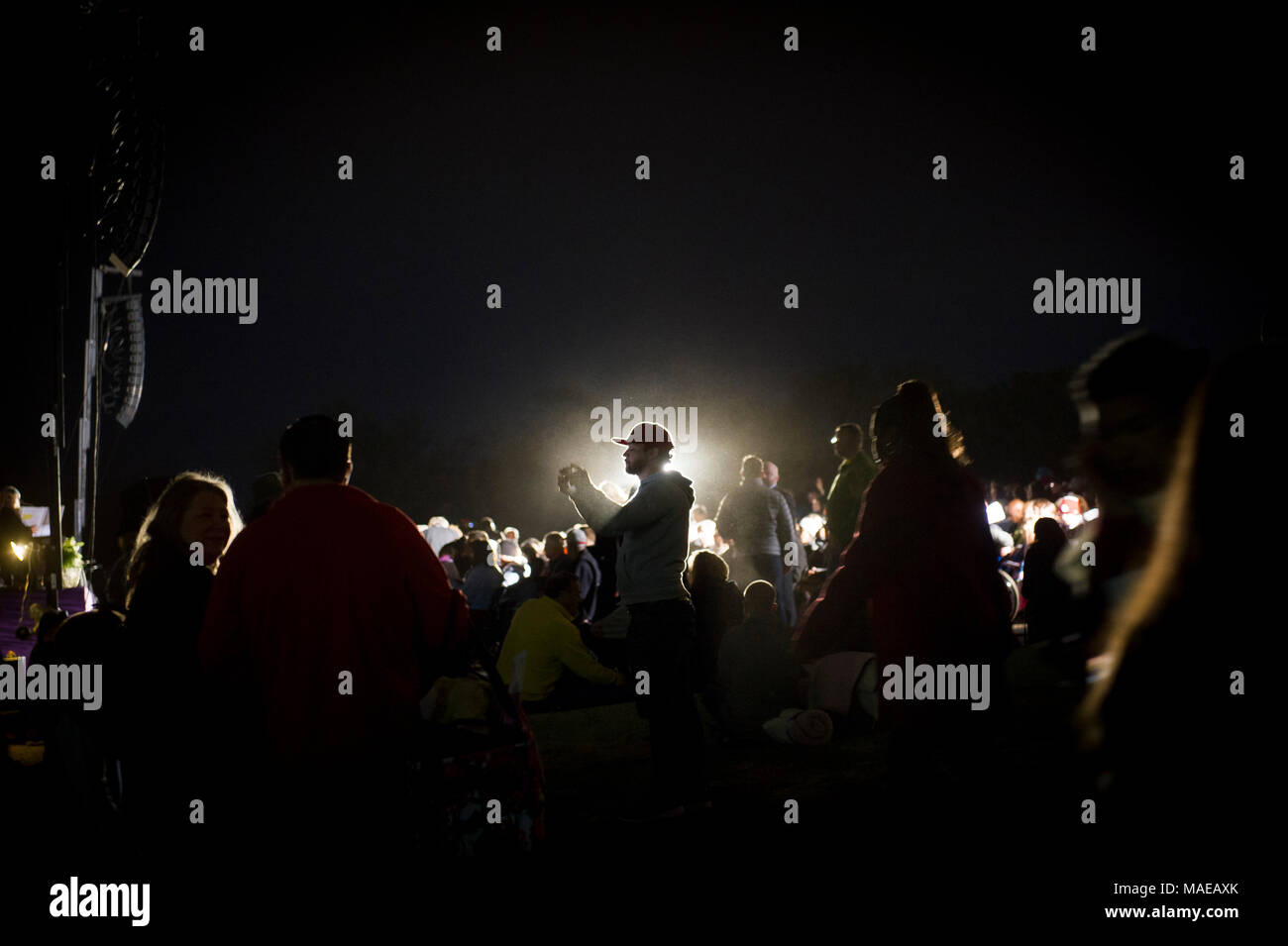 Washington, DC, Stati Uniti d'America. Il 1 aprile, 2018. La gente arriva in pre-alba ore per il quarantesimo Pasqua annuale servizi Sunrise sui gradini del Lincoln Memorial. Questo evento è cominciato nel 1979 con un piccolo gruppo di persone ed è cresciuto fino a diventare uno dei più grandi di Pasqua preghiera sunrise servizi negli Stati Uniti, che richiama gente da Washington, DC area così come da tutto il mondo. Asta Lamkey Jr./Alamy Live News Foto Stock