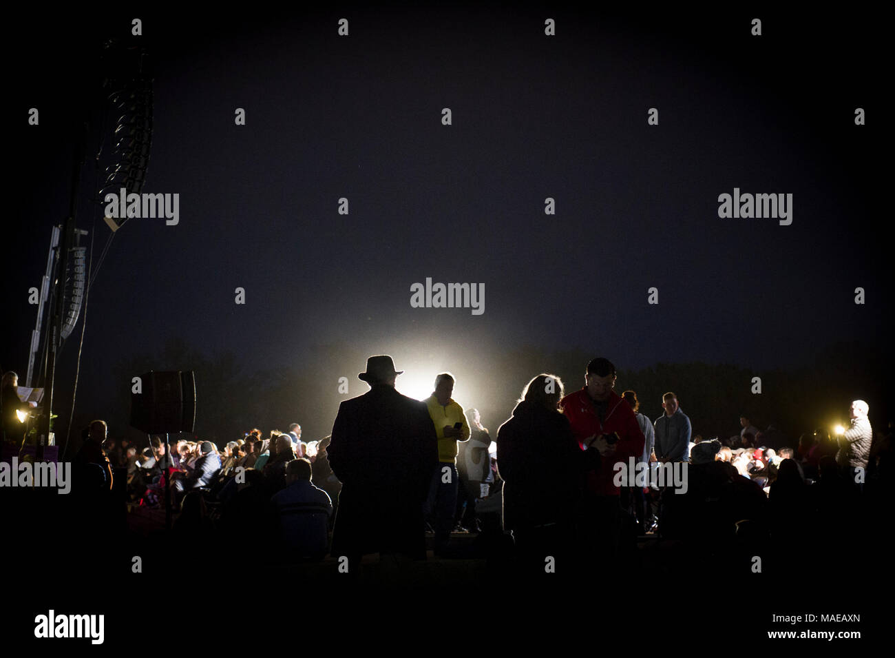 Washington, DC, Stati Uniti d'America. Il 1 aprile, 2018. La gente arriva in pre-alba ore per il quarantesimo Pasqua annuale servizi Sunrise sui gradini del Lincoln Memorial. Questo evento è cominciato nel 1979 con un piccolo gruppo di persone ed è cresciuto fino a diventare uno dei più grandi di Pasqua preghiera sunrise servizi negli Stati Uniti, che richiama gente da Washington, DC area così come da tutto il mondo. Asta Lamkey Jr./Alamy Live News Foto Stock